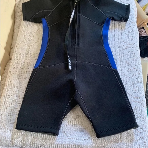 EUC Isosi Junior Youth Black & Blue Neoprene Surf Dive Wetsuit Short Sleeve Sz 6 - Picture 4 of 8